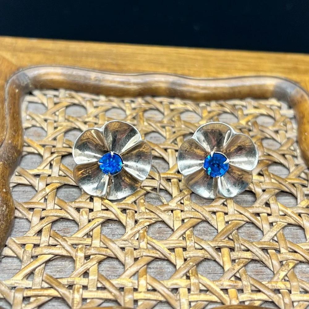 Vintage Silver Flower Shaped Earrings | Screw Back - Picture 5 of 13